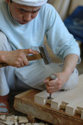 長年の技を引き継ぐ職人の厳しいまなざし